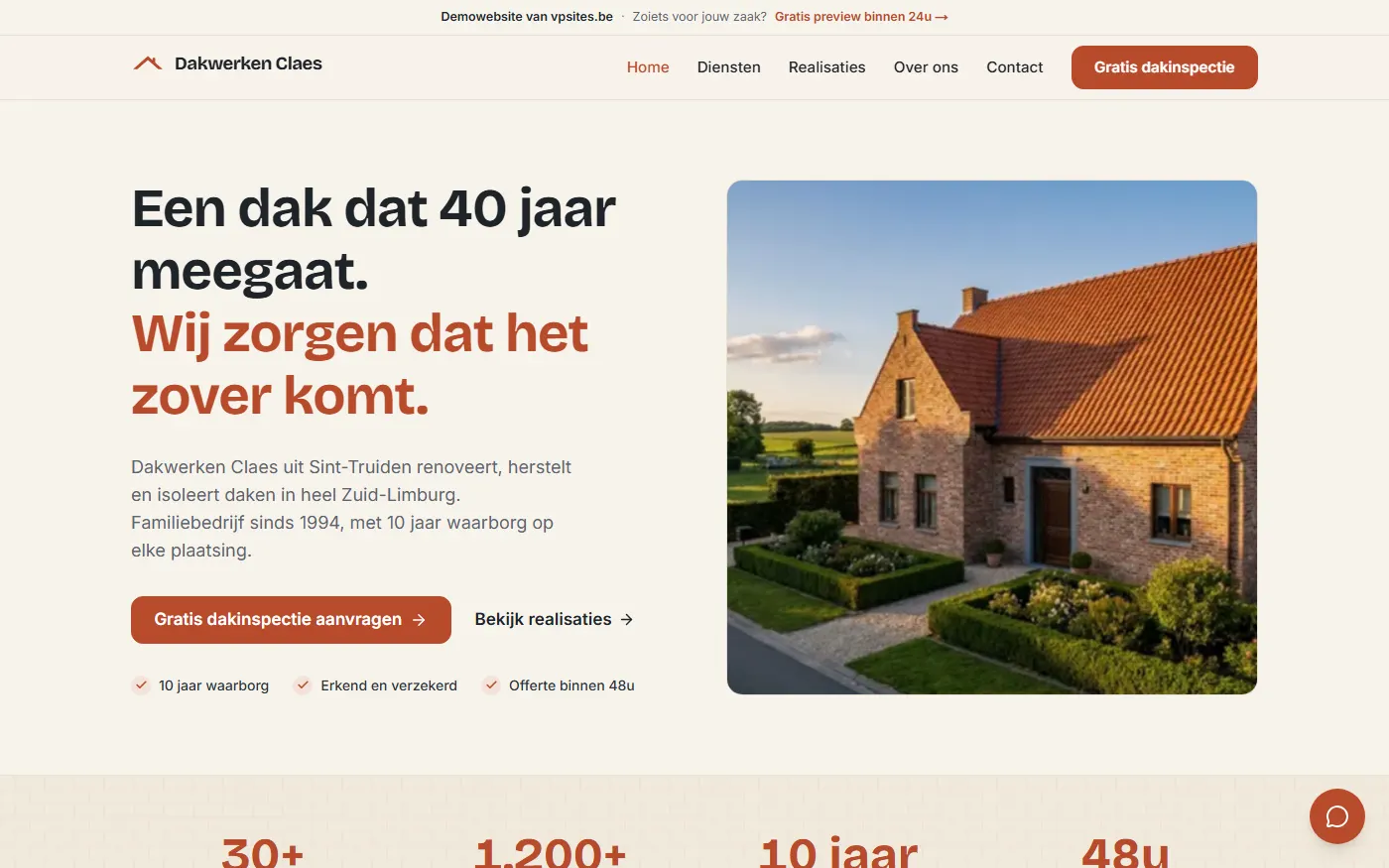 De website van Dakwerken Claes: een lichte pagina in crème en baksteenrood, met een foto van een vernieuwd pannendak en een knop voor een gratis dakinspectie